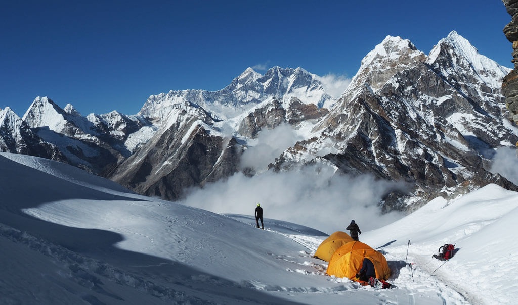 View on the blue thermos on the wooden table on the trekking trail